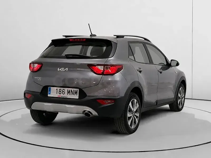 Usado Kia Stonic 100 CV (73 kW) 2024 Gris / plata SUV