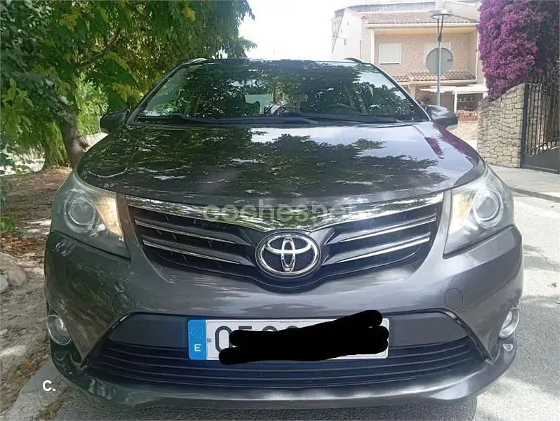 Usado Toyota Avensis Comfort 124 CV (91 kW) 2014 Marrón Familiar