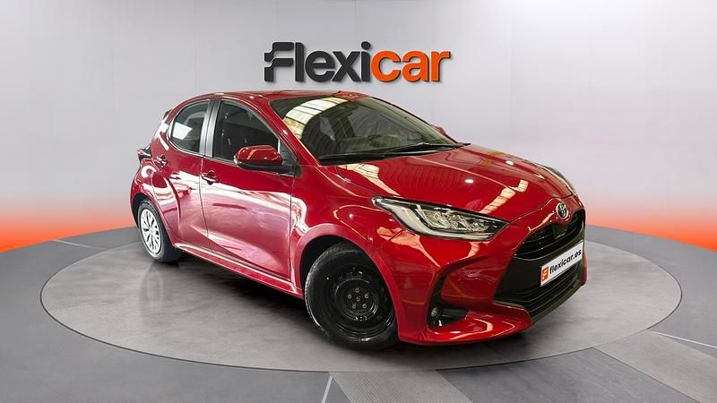 Usado Toyota Yaris Hybrid Active 116 CV (85 kW) 2023 Granate Berlina