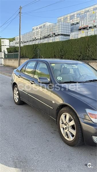 Usado Lexus IS200 Luxury Line 155 CV (114 kW) 2003 Gris / plata Berlina