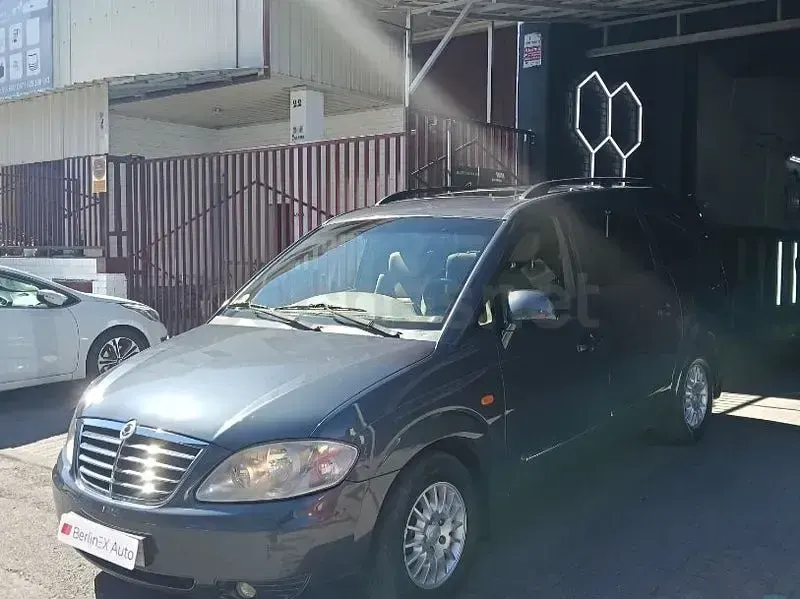 Usado SsangYong Rodius Limited 155 CV (114 kW) 2013 Gris / plata Monovolumen
