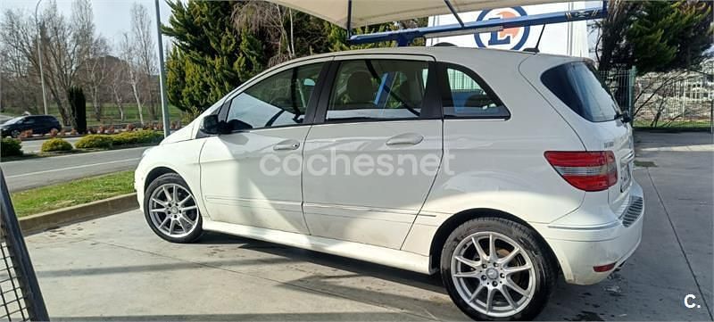 Usado Mercedes B180 109 CV (80 kW) 2011 Blanco Monovolumen