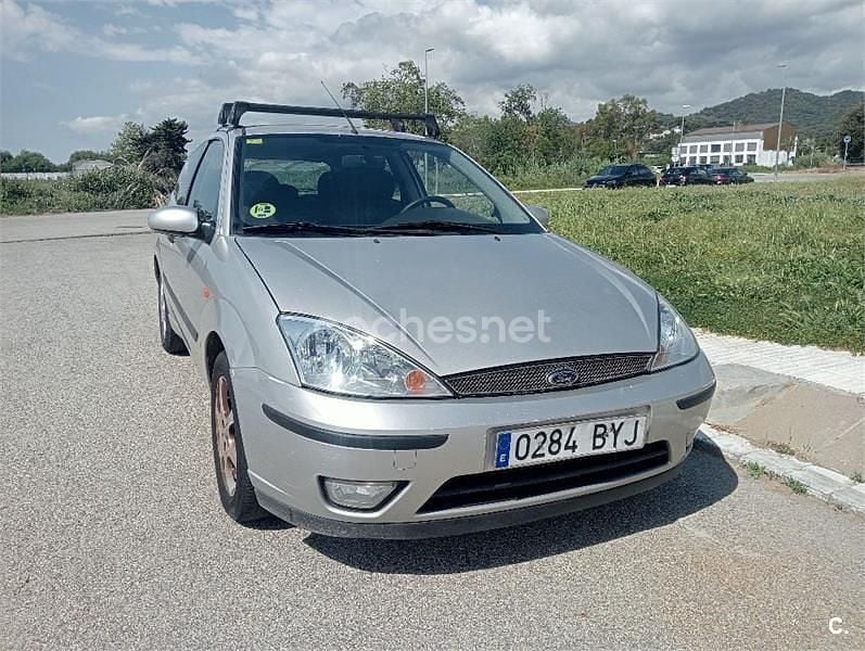 Usado Ford Focus Trend 100 CV (73 kW) 2002 Gris / plata Berlina