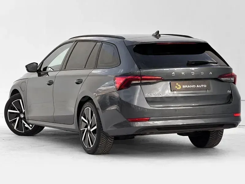 Usado Skoda Octavia Sport 204 CV (150 kW) 2021 Gris / plata Familiar