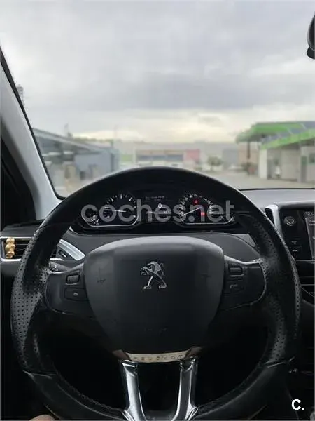 Usado Peugeot 208 Allure 92 CV (67 kW) 2012 Negro Utilitario