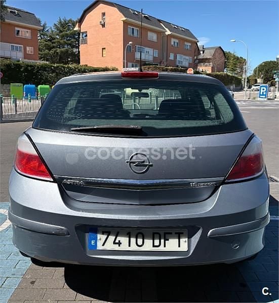Usado Opel Astra Enjoy 105 CV (77 kW) 2005 Gris / plata Berlina