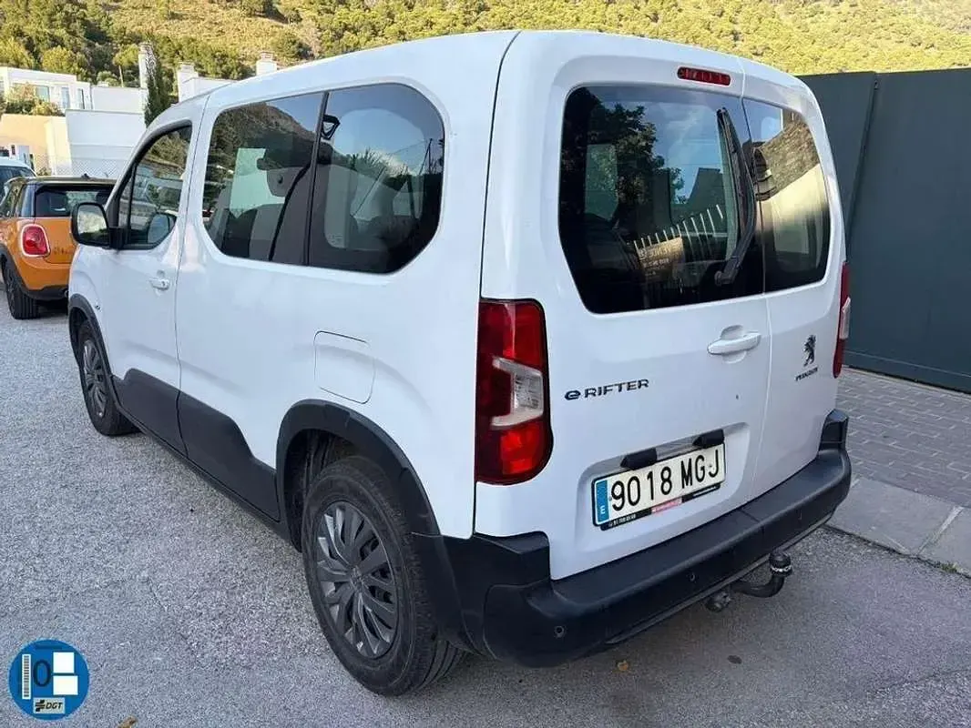 Usado Peugeot Rifter Active 100 kW (136 CV) 2023 Blanco Monovolumen
