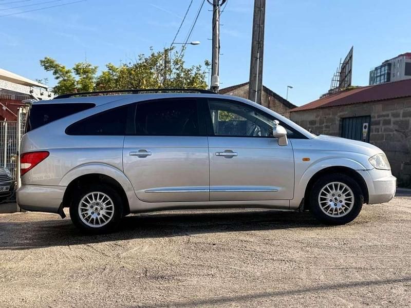 Usado Ssangyong (KGM) Rodius 165 CV (121 kW) 2007 Gris Monovolumen
