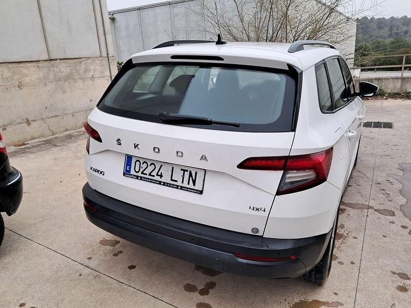 Usado Skoda Karoq Ambition 150 CV (110 kW) 2021 Blanco SUV