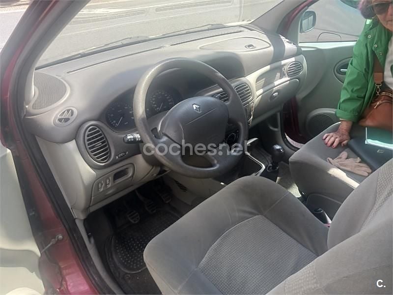 Usado Renault Scénic Dynamique 115 CV (84 kW) 2003 Granate Monovolumen