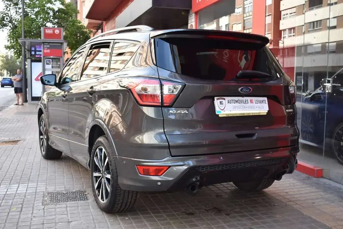 Usado Ford Kuga ST-Line 150 CV (110 kW) 2018 Gris SUV