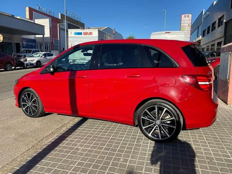 Usado Mercedes B180 Urban 109 CV (80 kW) 2016 Rojo Monovolumen