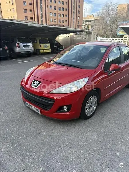 Usado Peugeot 207 75 CV (55 kW) 2011 Rojo Berlina
