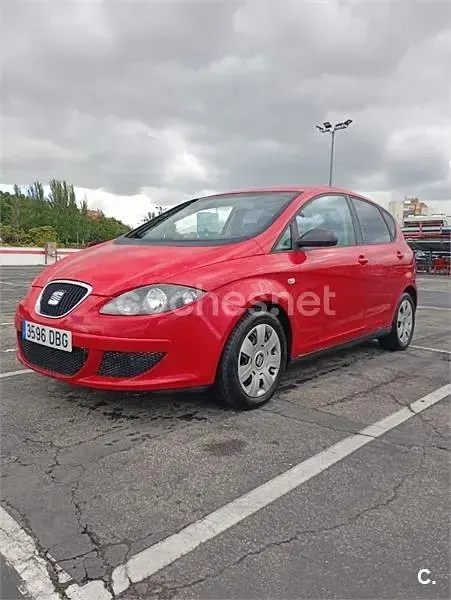 Usado Seat Altea 102 CV (75 kW) 2005 Rojo Monovolumen
