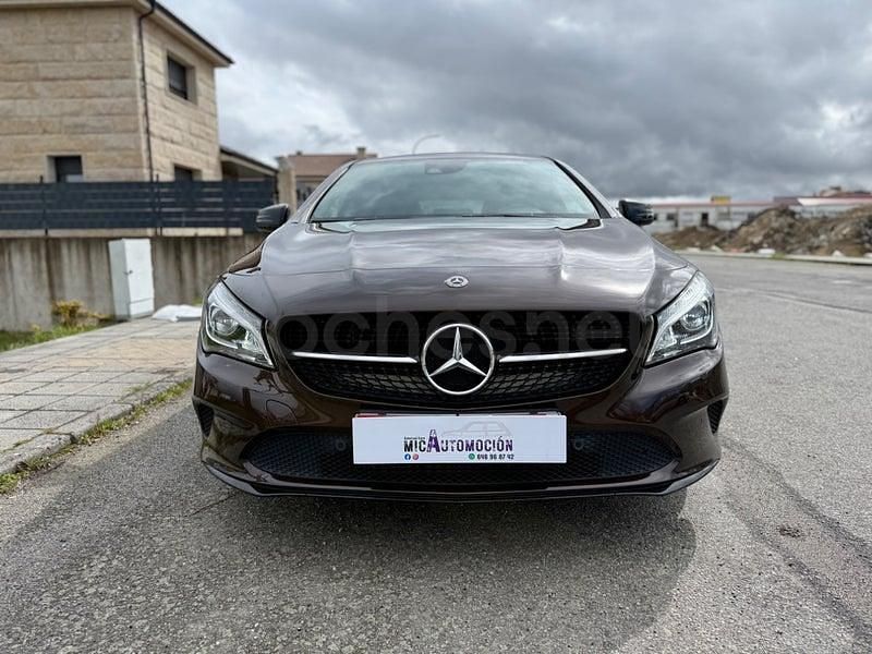 Usado Mercedes CLA180 Shooting Brake 122 CV (89 kW) 2018 Marrón Familiar