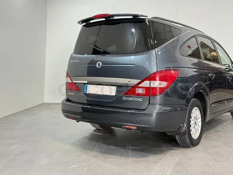 Usado SsangYong Rodius Limited 165 CV (121 kW) 2006 Gris / plata Monovolumen