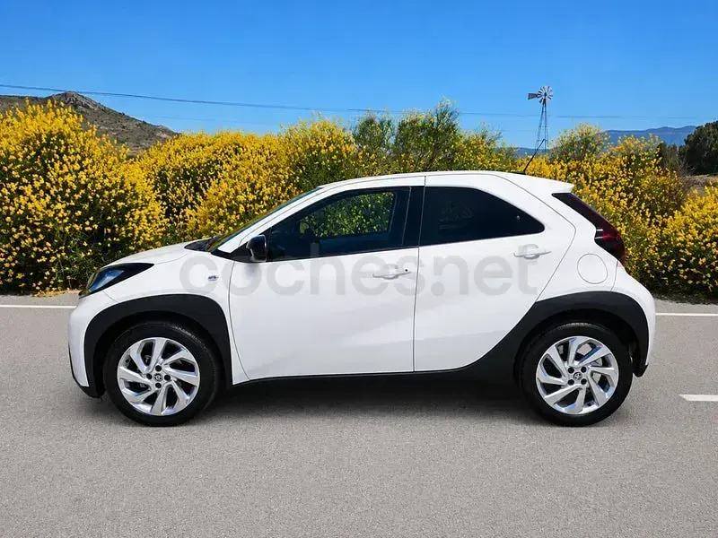 Usado Toyota Aygo X Play 72 CV (52 kW) 2025 Blanco SUV