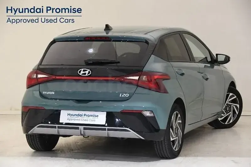 Usado Hyundai i20 100 CV (73 kW) 2025 Verde Utilitario