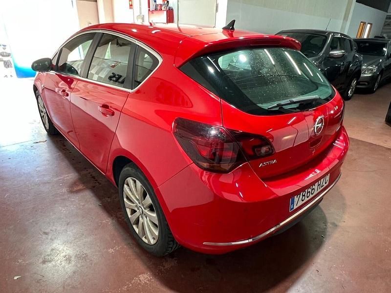 Usado Opel Astra Excellence 110 CV (80 kW) 2014 Rojo