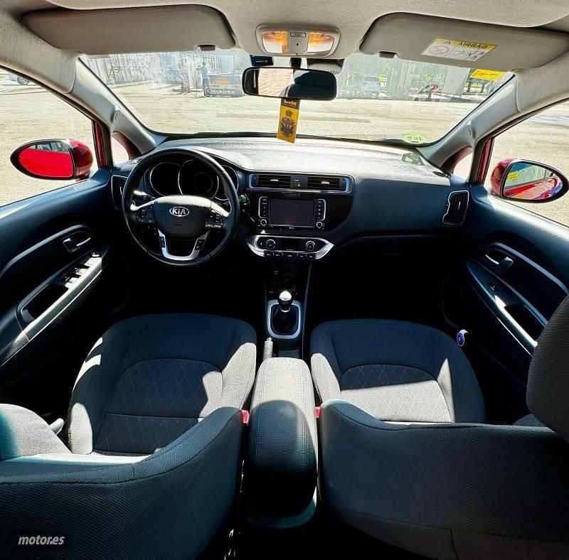Usado Kia Rio 84 CV (61 kW) 2016 Rojo Utilitario