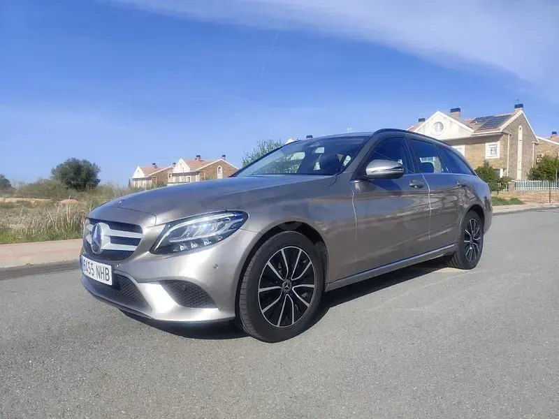 Usado Mercedes C220 194 CV (142 kW) 2019 Gris / plata Familiar