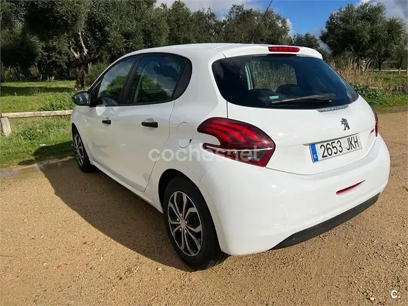 Usado Peugeot 208 Access 68 CV (50 kW) 2015 Blanco Utilitario