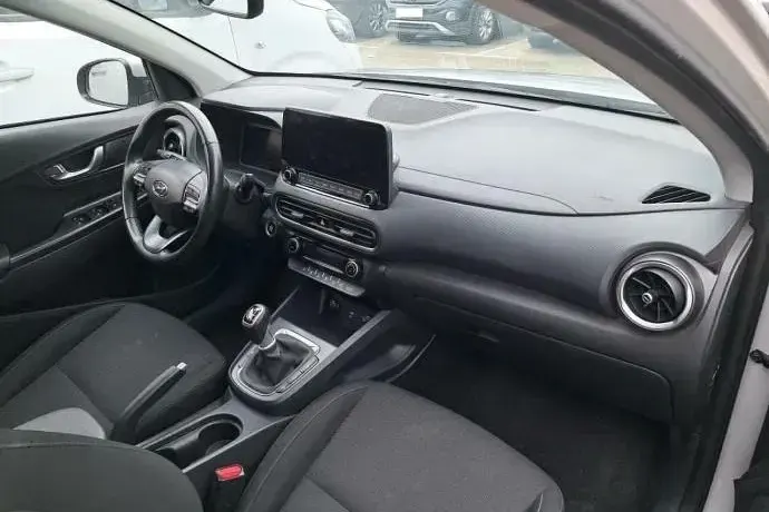 Usado Hyundai Kona 120 CV (88 kW) 2022 Gris SUV