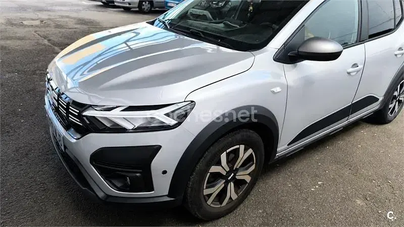 Usado Dacia Sandero Expression 101 CV (74 kW) 2023 Gris / plata Berlina