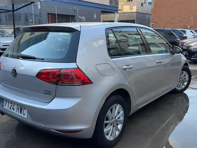 Usado VW Golf VII Advance 105 CV (77 kW) 2014 Gris / plata Berlina