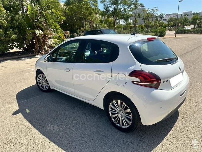 Usado Peugeot 208 110 CV (80 kW) 2019 Blanco Utilitario