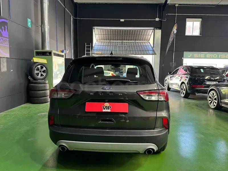 Usado Ford Kuga Titanium 120 CV (88 kW) 2022 Gris / plata SUV