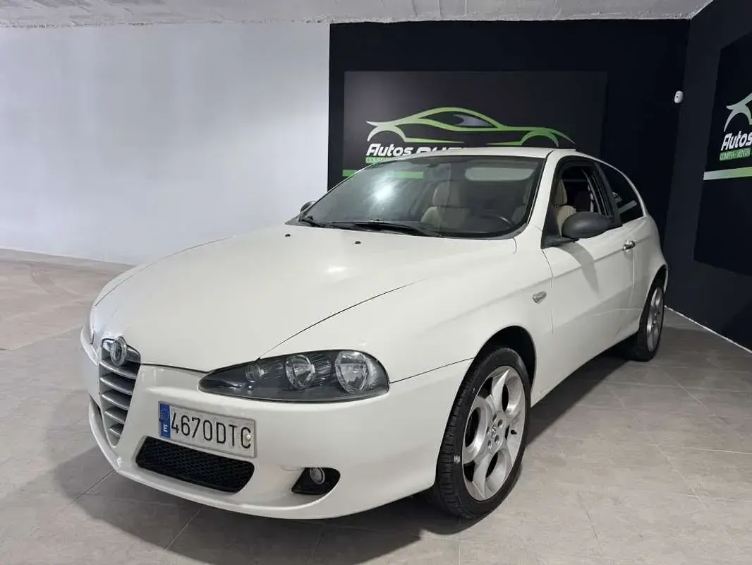 Usado Alfa Romeo 147 Distinctive 105 CV (77 kW) 2005 Blanco Utilitario