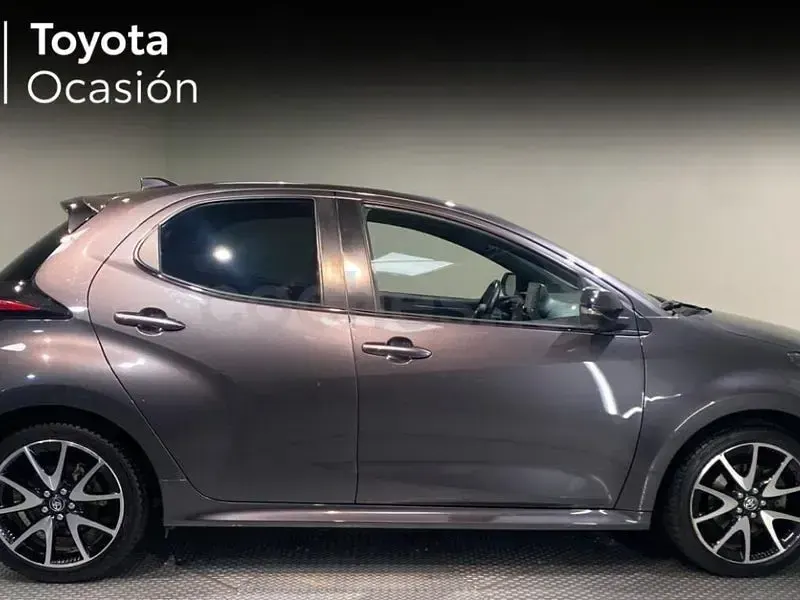 Usado Toyota Yaris Hybrid Plus 116 CV (85 kW) 2021 Gris / plata Berlina