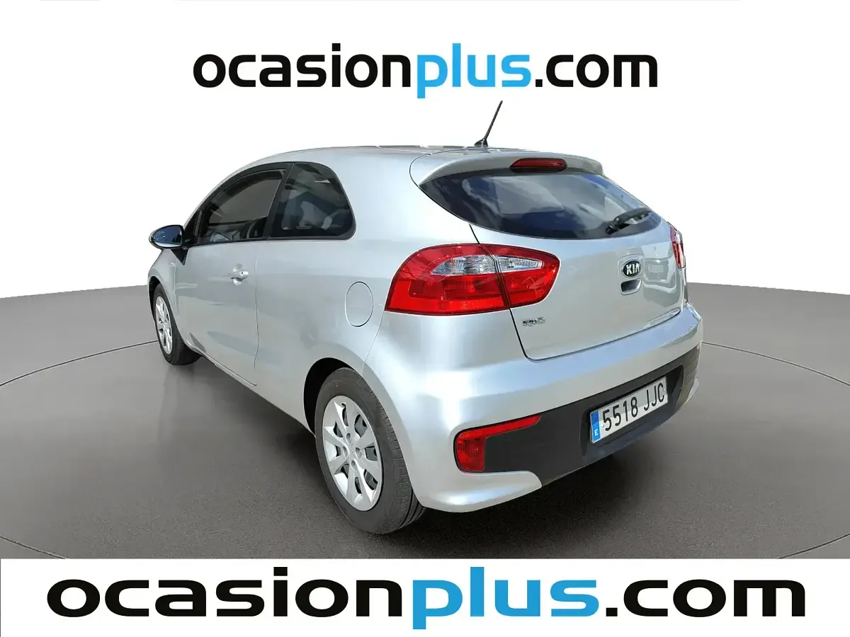 Usado Kia Rio 84 CV (61 kW) 2015 Gris Utilitario