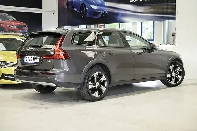 Usado Volvo V60 CC Core 197 CV (144 kW) 2024 Marrón Familiar