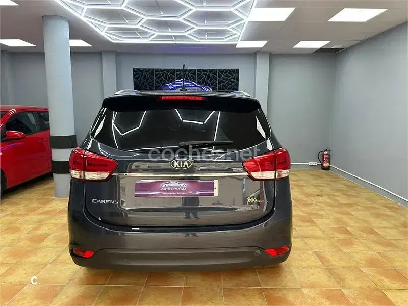 Usado Kia Carens 136 CV (100 kW) 2013 Gris / plata Monovolumen