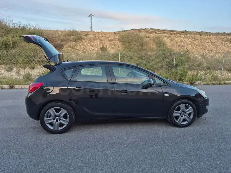Usado Opel Astra Enjoy 110 CV (80 kW) 2011 Negro Berlina