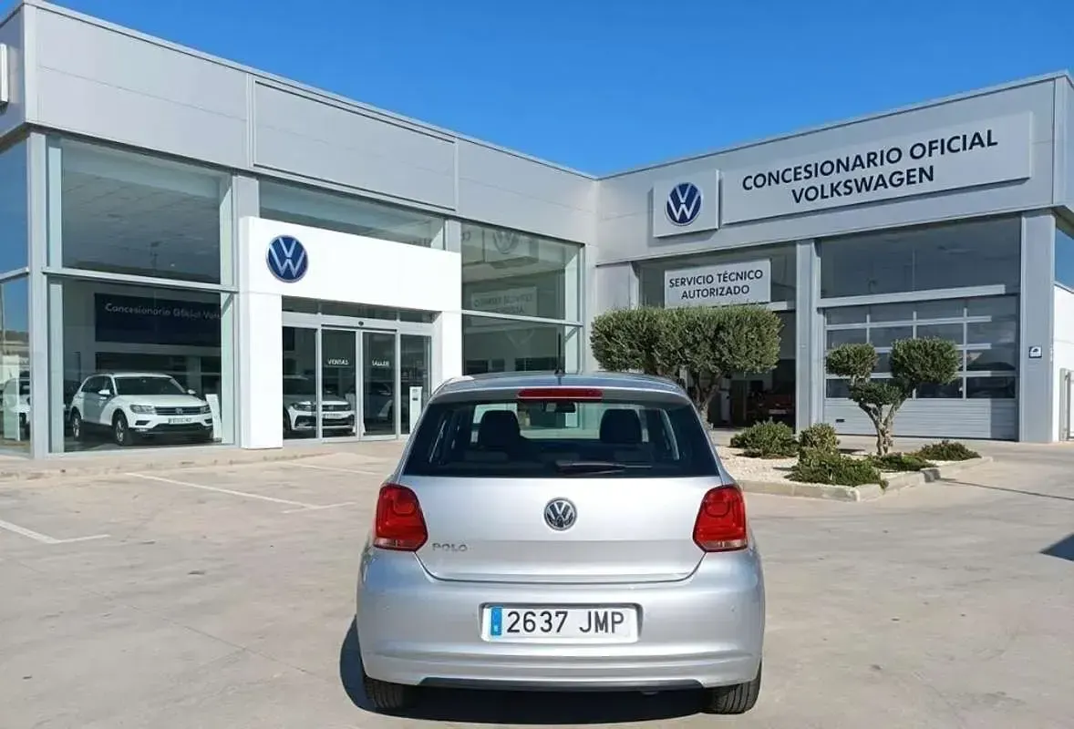 Usado VW Polo 75 CV (55 kW) 2012 Plateado Utilitario