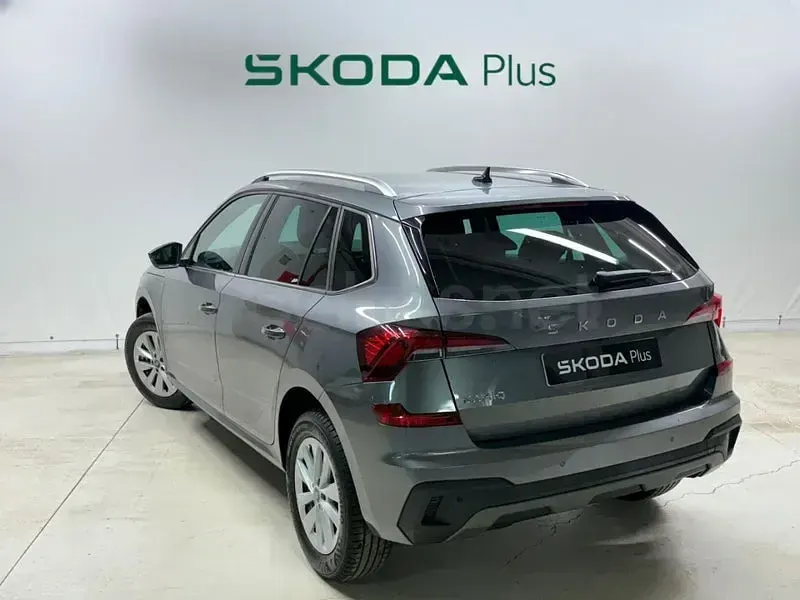 Usado Skoda Kamiq Selection 115 CV (84 kW) 2025 Gris / plata SUV