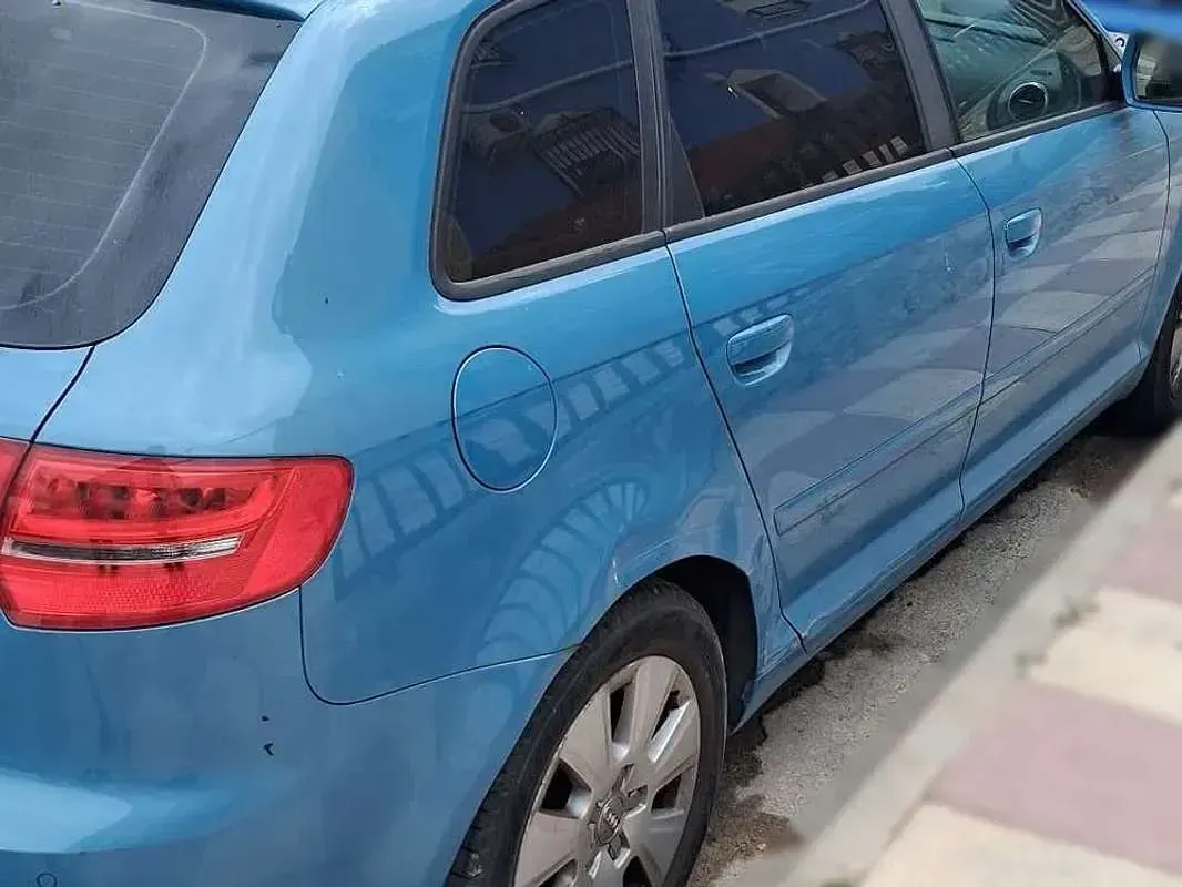 Usado Audi A3 Sportback Attraction 105 CV (77 kW) 2010 Azul Utilitario