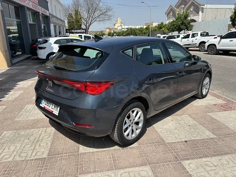 Usado Seat Leon Reference 115 CV (84 kW) 2021 Gris / plata Berlina