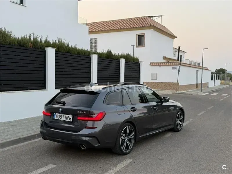 Usado BMW 330e Comfort Edition 292 CV (214 kW) 2021 Gris / plata Familiar