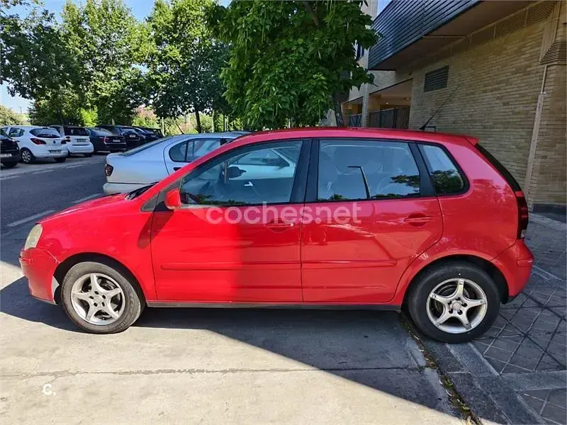 Usado VW Polo Edition 70 CV (51 kW) 2006 Rojo Utilitario