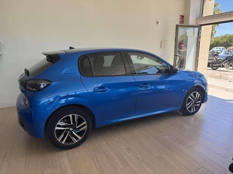Usado Peugeot 208 Allure 102 CV (75 kW) 2023 Azul Utilitario