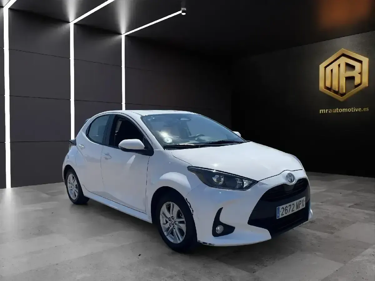 Usado Toyota Yaris Business Edition 115 CV (84 kW) 2024 Blanco Utilitario