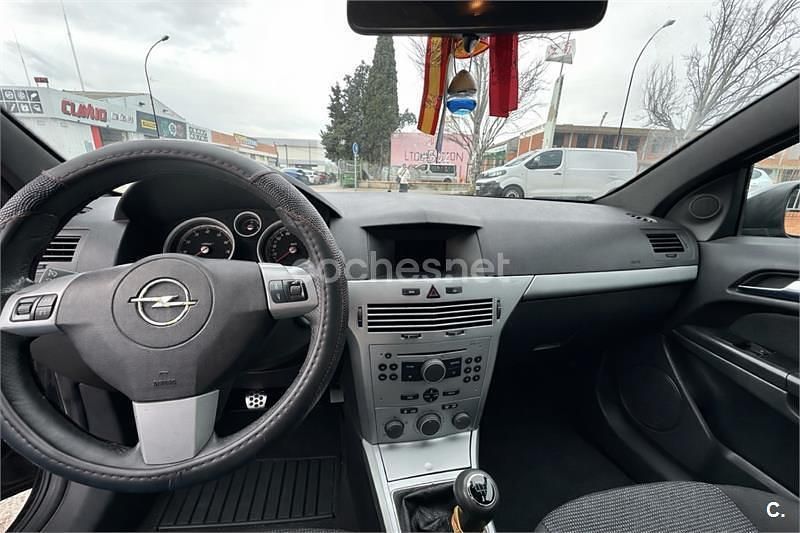 Usado Opel Astra GTC Sport 105 CV (77 kW) 2006 Negro Berlina