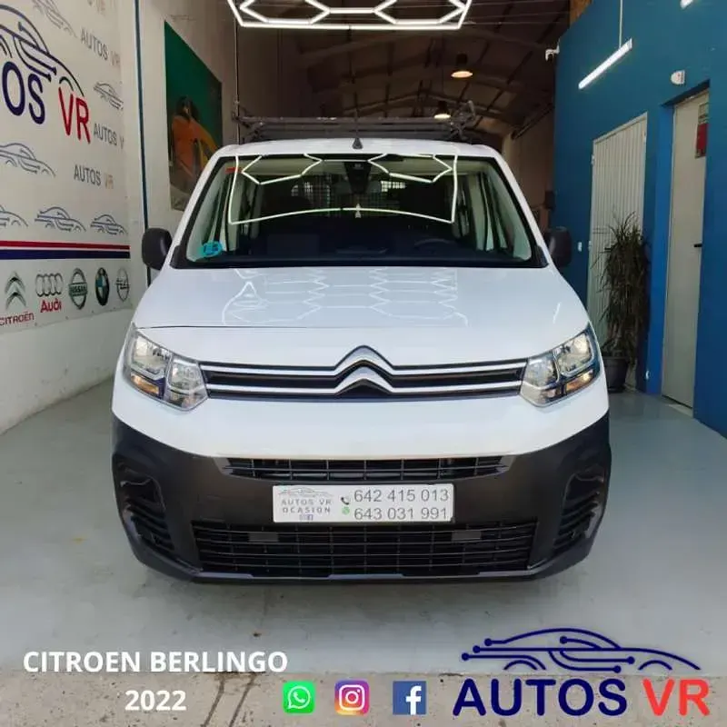 Usado Citroën Berlingo Feel 102 CV (75 kW) 2022 Blanco Monovolumen