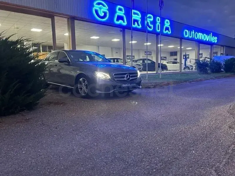 Usado Mercedes E220 194 CV (142 kW) 2017 Gris / plata Berlina