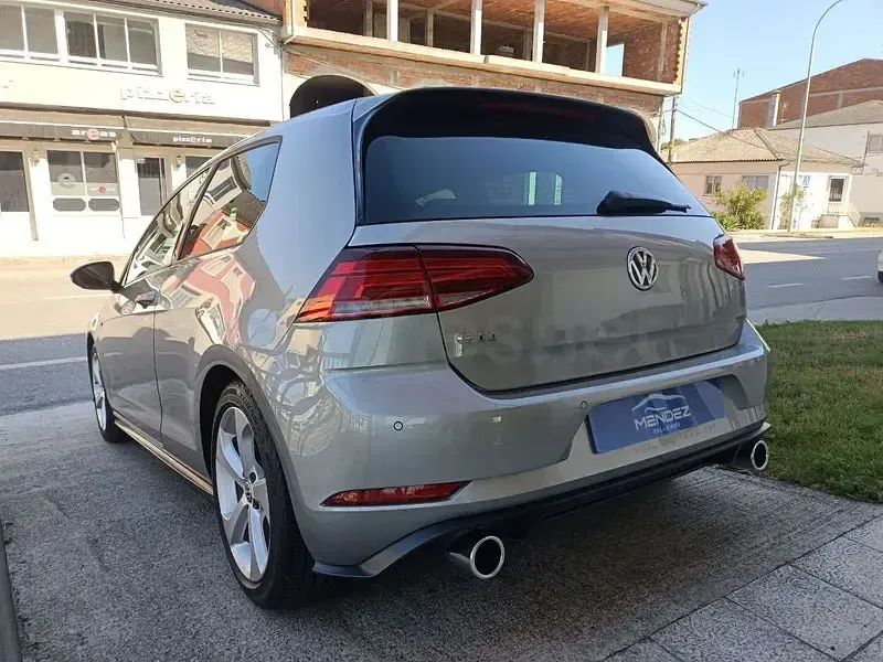 Usado VW Golf VII GTI 230 CV (169 kW) 2018 Gris / plata Berlina