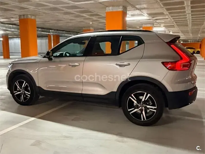 Usado Volvo XC40 Plus 163 CV (119 kW) 2025 Gris / plata SUV